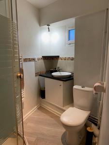 Ένα μπάνιο στο Appartements dans bâtiment historique, au cœur du vieux Voreppe +13 φωτογραφίες