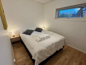 een slaapkamer met een bed met twee handdoeken erop bij Spacious apartment in a quiet area in Narvik