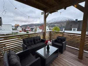 een patio met banken en een tafel op een terras bij Spacious apartment in a quiet area in Narvik