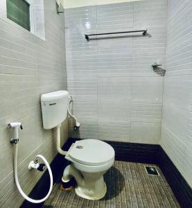 Ένα μπάνιο στο Flat in Guruvayur- Sooryamadhavam Apartments- Family only