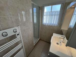 a bathroom with a sink and a shower at LOIZEAU - Maison 2 chambres in Ars-en-Ré +28 photos