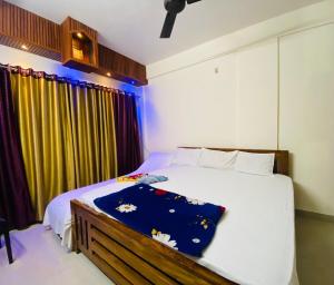 Ένα ή περισσότερα κρεβάτια σε δωμάτιο στο Flat in Guruvayur- Sooryamadhavam Apartments- Family only