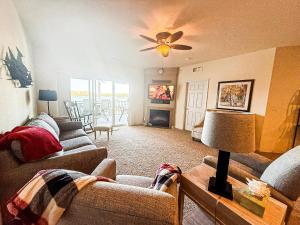 Gallery image of LAKEFRONT DOG DAYS CONDO 3BED2BATHDECKPOOL-8pp in Laguna Beach
