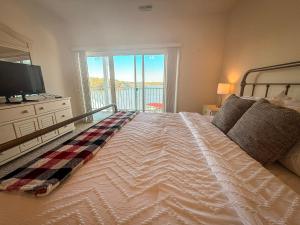 Ένα ή περισσότερα κρεβάτια σε δωμάτιο στο LAKEFRONT DOG DAYS CONDO 3BED2BATHDECKPOOL-8pp +30 φωτογραφίες