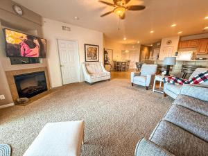 Μια τηλεόραση ή/και κέντρο ψυχαγωγίας στο LAKEFRONT DOG DAYS CONDO 3BED2BATHDECKPOOL-8pp