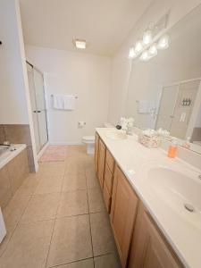 Ένα μπάνιο στο LAKEFRONT DOG DAYS CONDO 3BED2BATHDECKPOOL-8pp