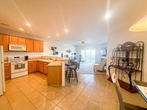 Η κουζίνα ή μικρή κουζίνα στο LAKEFRONT DOG DAYS CONDO 3BED2BATHDECKPOOL-8pp