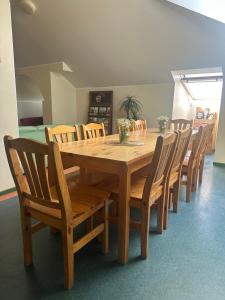 Una mesa de comedor de madera y sillas en una habitación. en Maidla Hostel, en Maidla