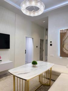 Μια τηλεόραση ή/και κέντρο ψυχαγωγίας στο Cozy Nest Apartments