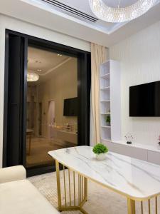 Μια τηλεόραση ή/και κέντρο ψυχαγωγίας στο Cozy Nest Apartments +5 φωτογραφίες