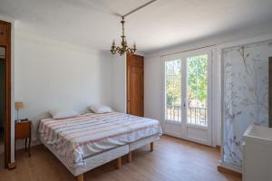 a bedroom with a bed and a window at Charmante maison familiale Mandelieu-la-Napoule in Mandelieu-la-Napoule