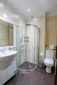 Koupelna v ubytování Cozy Central Apartment By NDK and Vitosha Blvd with Free secured parking and two terraces