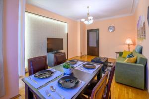 Posezení v ubytování Cozy Central Apartment By NDK and Vitosha Blvd with Free secured parking and two terraces