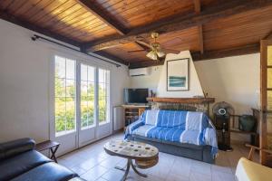 a bedroom with a bed and a ceiling fan at Charmante maison familiale Mandelieu-la-Napoule in Mandelieu-la-Napoule