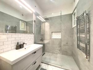 a white bathroom with a sink and a shower at 布达城堡链子桥公寓民宿 in Budapest