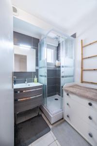 ein Badezimmer mit Dusche und Waschbecken in der Unterkunft Chez Adrien au Haillan Appt rez de chaussée jardin in Le Haillan