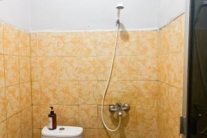 巨港RedDoorz near Palembang Square Mall 2的带卫生间的浴室淋浴 更多2张照片