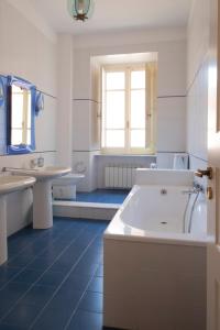 un bagno bianco con vasca, lavandino e vasca di San Lorenzo by the sea ad Augusta