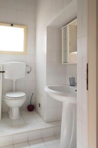 un bagno bianco con un water e un lavandino di San Lorenzo by the sea ad Augusta