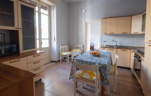 una cucina con un tavolo con una ciotola di frutta sopra di San Lorenzo by the sea ad Augusta