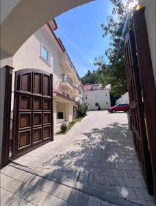 einen Eingang zu einem Haus mit einer Garage in der Unterkunft Alpine Eden Hideaway in Râșnov