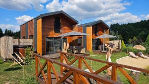 AdamowにあるKrólikowe Chatyの木塀の家