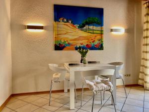 グンツェンハウゼンにあるFerienwohnung Näfeltの白いテーブルと椅子 +4枚の写真