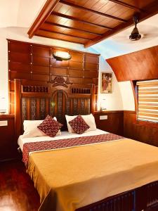 Ένα ή περισσότερα κρεβάτια σε δωμάτιο στο Vaikundam houseboats