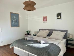 Postel nebo postele na pokoji v ubytování Cozy & Stil Apartment III bis 8 Personen VS