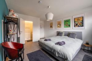 布鲁日Chez RG的一间卧室，有一张大床和一把红椅子 更多19张照片