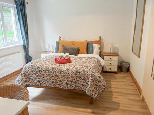 Un dormitorio con una cama con dos animales de peluche encima. en Fishermans Grove 3 Bed No 21 by Trident Holiday Homes, en Dunmore East