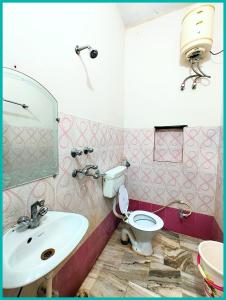 a bathroom with a toilet and a sink at Hotel Shilpa Teerth Palace Guest House Near Vishwanath Temple - #Fully Air Conditioned Rooms #Restaurant And Wi-fi Facility - Best Prmium Hotel In Varanasi in Kashi