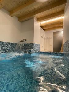 - une piscine avec un point d'eau dans une maison dans l'établissement Le Zitelle di Ron, à Valdobbiadene