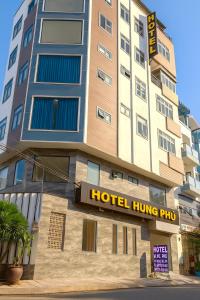 un bâtiment d'hôtel avec une enseigne d'hôtel humpingpid dessus dans l'établissement Hưng Phú Hotel HCM, à Hô-Chi-Minh-Ville