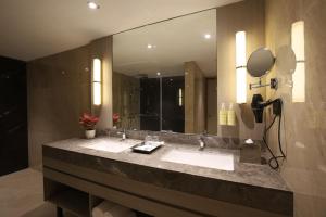 Ένα μπάνιο στο Lemon Tree Hotel, Mall of Dehradun, Dehradun +58 φωτογραφίες