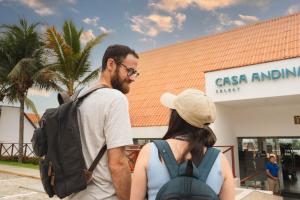 um homem e uma mulher em pé em frente a uma loja em Casa Andina Select Zorritos Tumbes em Zorritos mais 161 fotografias