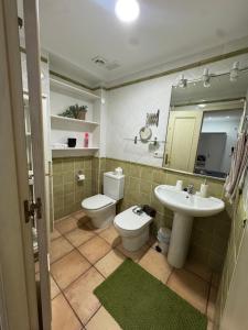 サンタ・ポラにあるApartamento CAMPAの洗面台、トイレ、鏡のあるバスルーム +24枚の写真