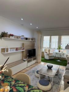 サンタ・ポラにあるApartamento CAMPAのソファとテーブルのあるリビングルーム