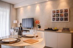 Μια τηλεόραση ή/και κέντρο ψυχαγωγίας στο Apartamentos na Bela Vista com Piscina e Vaga de Garagem