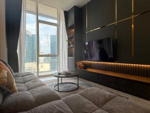 TV a/nebo společenská místnost v ubytování Platinum Suite KLCC By Infinity Pool