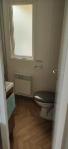 une salle de bain avec toilettes et fenêtre dans l'établissement DOMA Mobil home 3 chambres Litteau, à Litteau