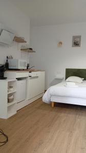 Gallery image of Le cocon des Rosies le Virginia Hall in Colleville-sur-Mer +44 photos