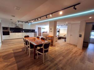 een keuken en eetkamer met een tafel en stoelen bij Can Pairot in Pujals dels Cavallers