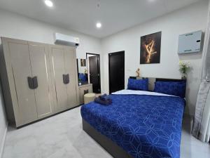Ao Nam MaoにあるPalm Garden Villa Aonangのベッドルーム(青いベッド1台、クローゼット付)