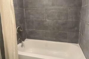 Koupelna v ubytování Capitol Inn by Belvilla Richmond Airport VA + 16 fotografií