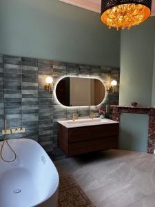 Ένα μπάνιο στο La villa Chatorya