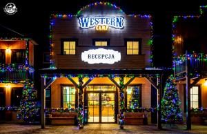 扎托尔Western Camp Resort的前面有圣诞灯的建筑