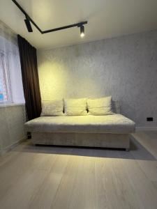 - un lit dans une pièce avec un mur dans l'établissement 2х-ком апартаменты в центре города Kvant, à Petropavlovsk-Kamtchatski