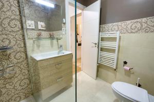 a bathroom with a toilet and a sink and a shower at Calderón de la Barca By Cuencaloft in Cuenca +32 photos