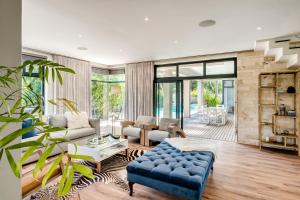 un salon avec un canapé bleu et une table dans l'établissement Belina - Sunset Links Golf Course Villa, au Cap